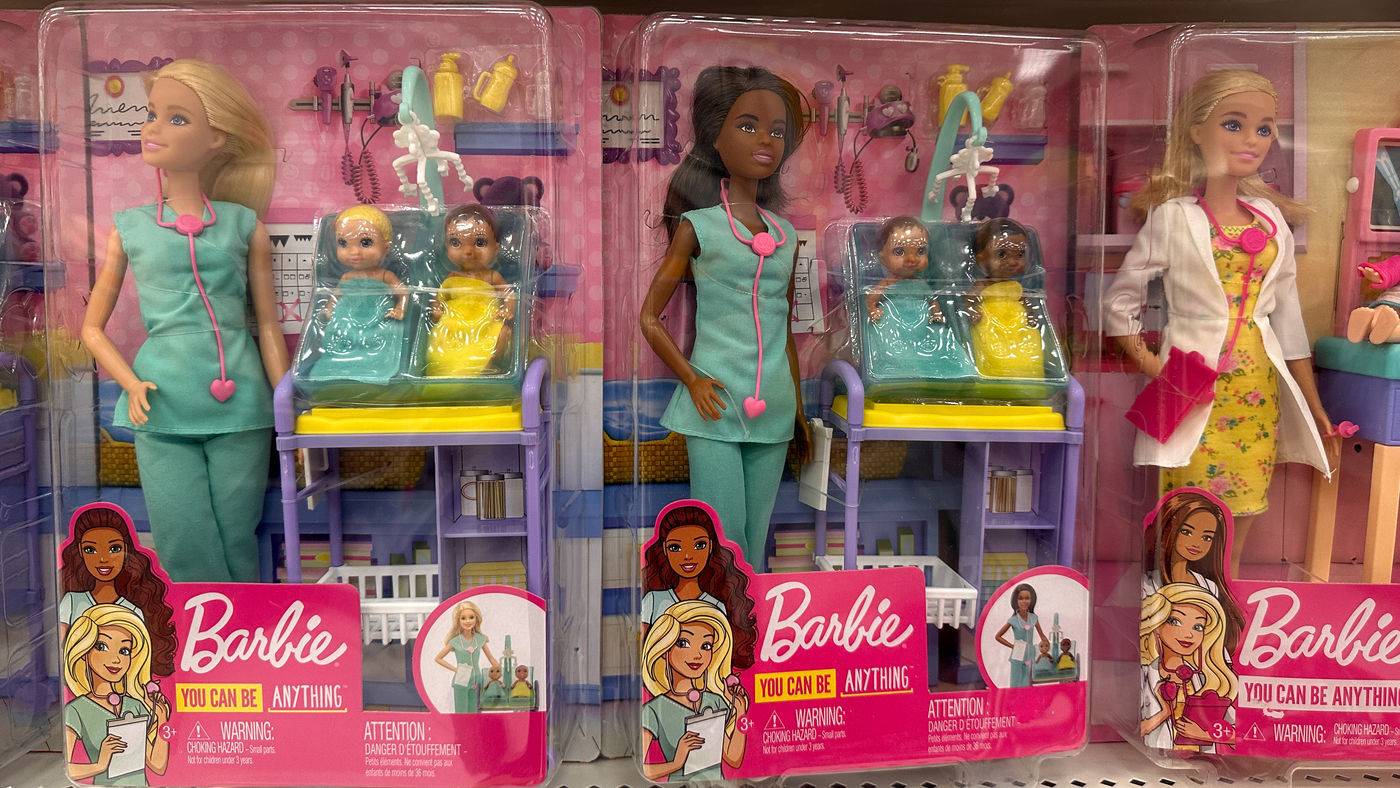 Barbie Dottoressa, senza guanti e con i tacchi alti
